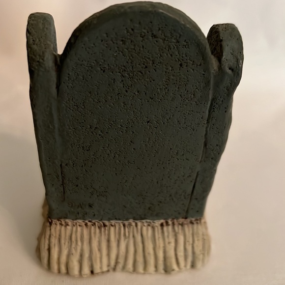 Sarah’s Attic Hattie Sitting on Chair Quilting. Dated 1990, Numbered 317/6000. - Picture 11 of 11